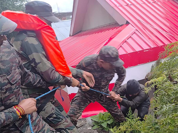 Indian Army officials rescue citizens in Uttarakhand (Photo/@adgpi)