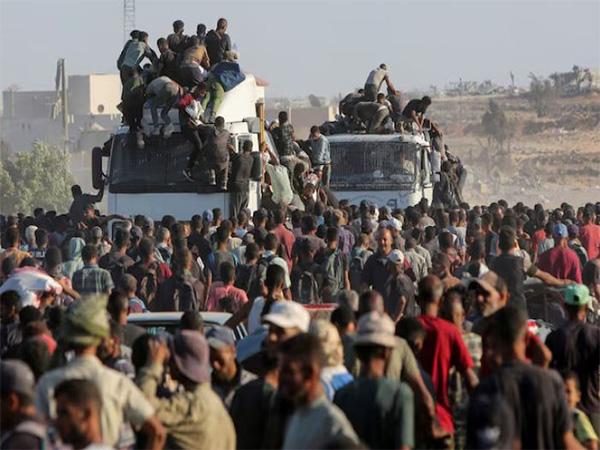Palestinians climb onto trucks as they seek aid supplies in Khan Younis (Image/Reuters)