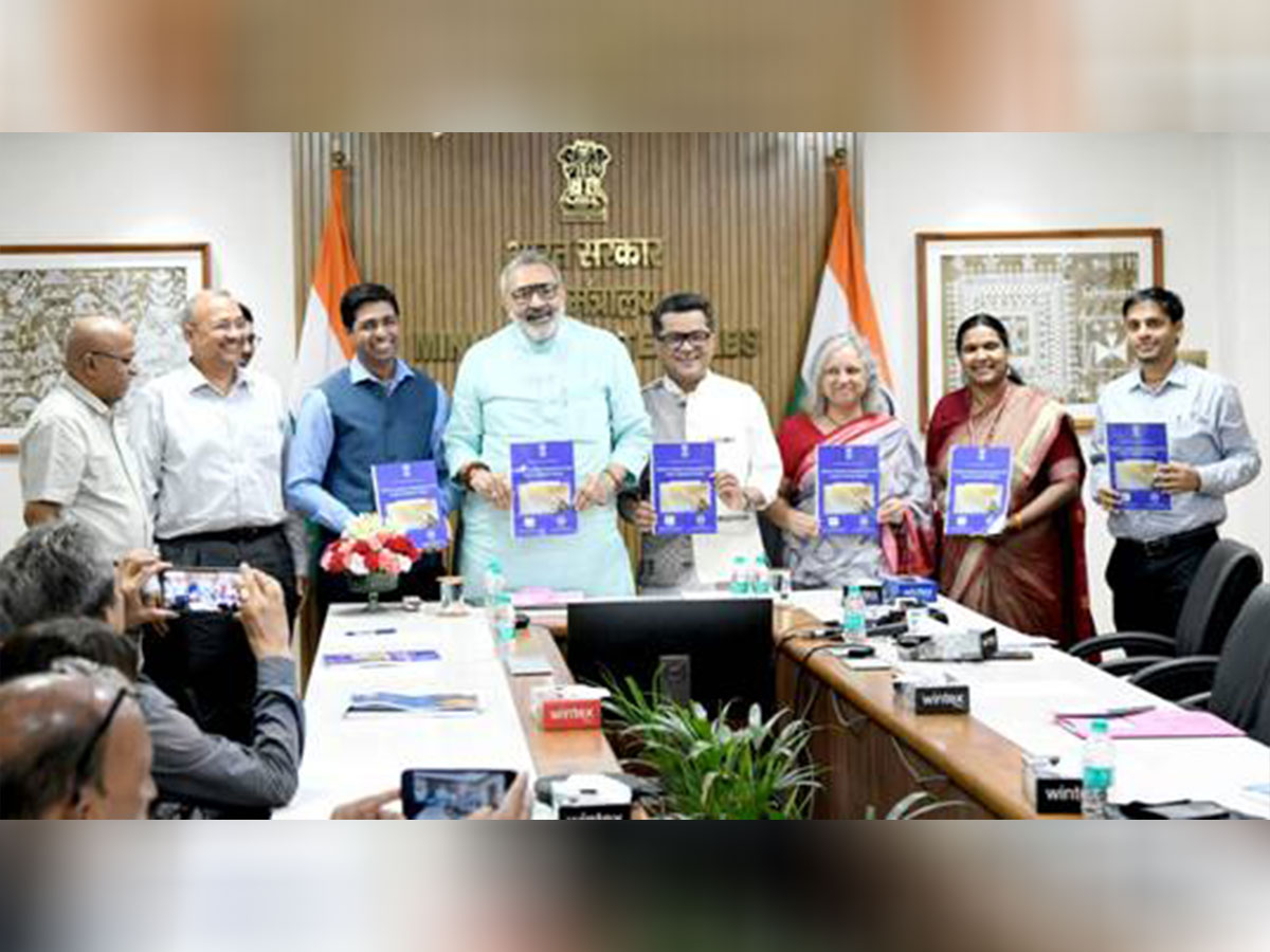  Union Minister Giriraj Singh launches report on carbon footprint in Indian handloom sector (Photo/PIB)