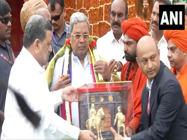 Karnataka CM inaugurates Lalbagh Flower show in Bengaluru (Photo/ANI)