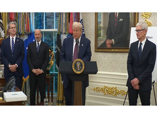 Donald Trump and Apple CEO Tim Cook at right side (Photo/White House)