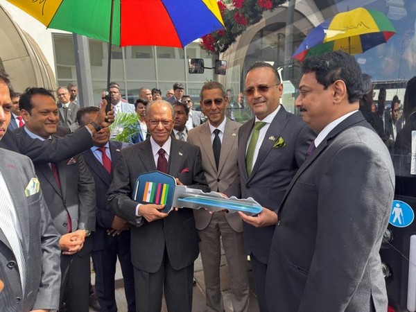 Handing over of the E-buses by High Commissioner Anurag Srivastava to Mauritius Prime Minister Navinchandra Ramgoolam (Photo/ Indian High Commission in Mauritius)