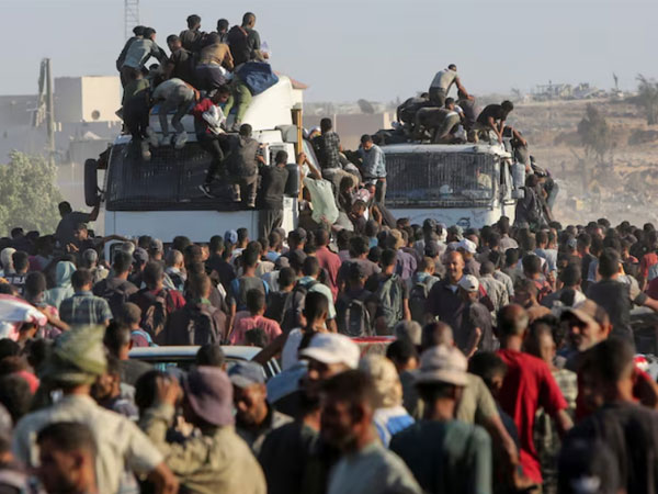 Palestinians climb onto trucks as they seek aid supplies in Khan Younis (Image/Reuters) Palestinians climb onto trucks as they seek aid supplies in Khan Younis (Image/Reuters)