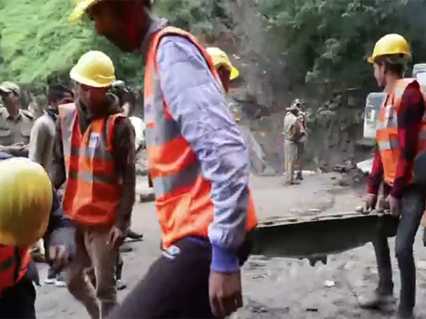 Efforts on to reconstruct bridge connecting Uttarkashi to Harsil (Photo/ANI)