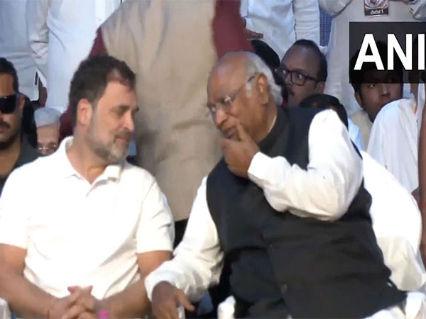 Congress President Mallikarjun Kharge, LS LoP Rahul Gandhi at Vote Adhikaar Rally' in Bengaluru (Photo/ANI)
