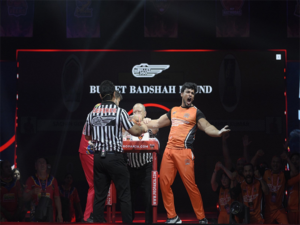 Sachin Goyal (on the R) scores 10-0 leading MP Hathodas to victory (Photo: Pro Panja League)