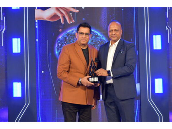 Ajay Khanna receiving the award