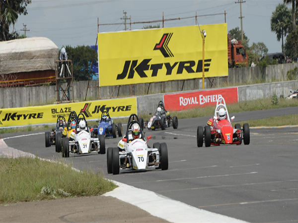 Racers competing in Kari Motor Speedway (Image: FMSCI/JK Tyre Racing)