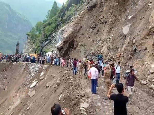 Roads near Bhanrepani blocked (Photo/X @chamolipolice)
