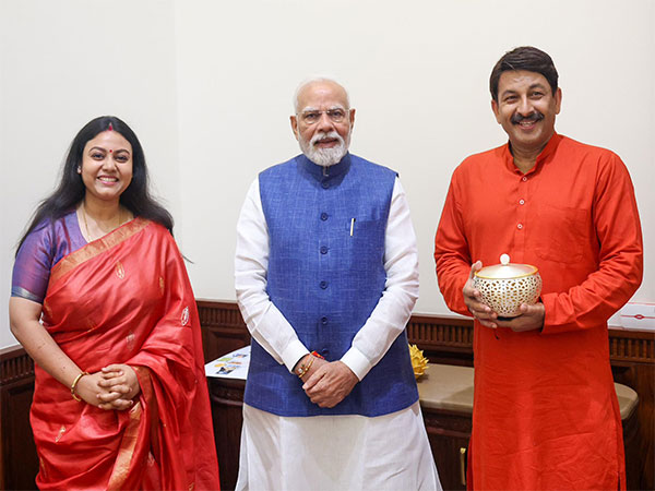 Prime Minister Narendra Modi (middle) with BJP leader Manoj Tiwari and his wife (Photo/X @ @ManojTiwariMP)