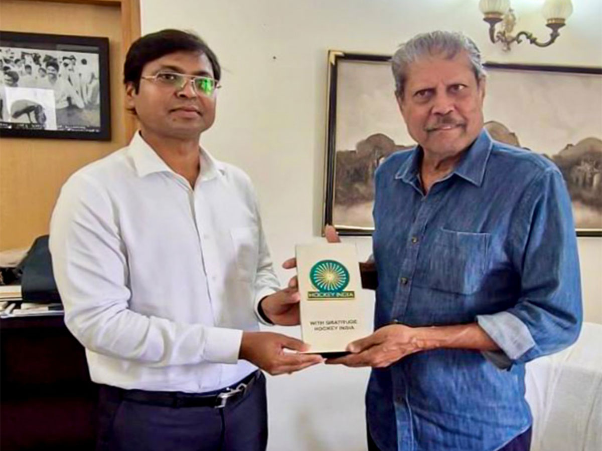 Indian cricket legend Kapil Dev meets Hockey India president Dilip Tirkey (Image: HI)