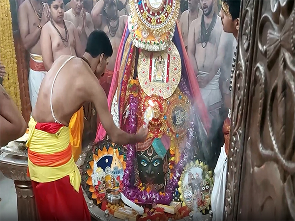 Aarti being performed after Rakhi offered to Baba Mahakal (Photo/ANI)