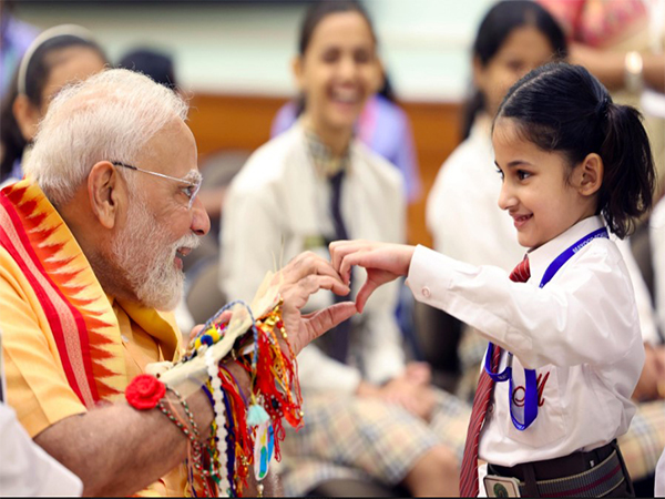 PM Modi celbrating Rakhi with school children (Phot/ANI)