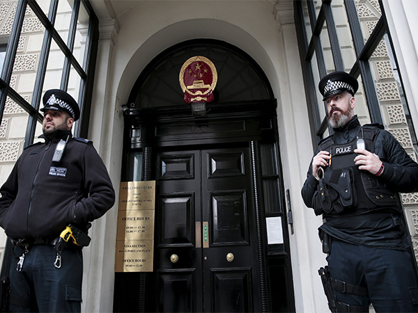 Policemen stand guard outside the Chinese Embassy in London (Photo/ Reuters)