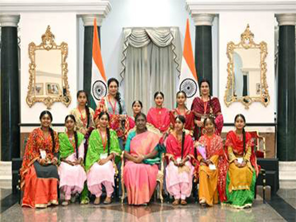 President Murmu celebrates Raksha Bandhan with students (Photo/PIB)