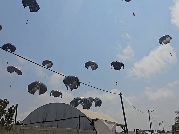 UAE carries out 67th airdrop of aid over Gaza Strip under 'Birds of Goodness' operation (Photo/WAM) UAE carries out 67th airdrop of aid over Gaza Strip under 'Birds of Goodness' operation (Photo/WAM)