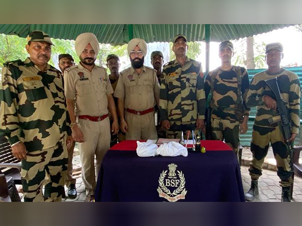 BSF recovers Heroin packet near Ferozepur border (Photo/BSF) BSF recovers Heroin packet near Ferozepur border (Photo/BSF)