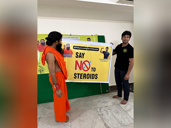 Narendra Yadav, IRS & Baba Ramdev during a campaign against steroids on Raksha Bandhan (Photo/ANI) 