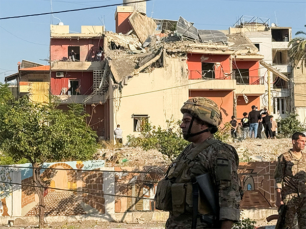 Lebanese army soldiers and civilians stand near the site of an Israeli strike in Sidon amid ongoing hostilities between Hezbollah and Israeli forces, Lebanon, October 27, 2024. (File Photo/Reuters) Lebanese army soldiers and civilians stand near the site of an Israeli strike in Sidon amid ongoing hostilities between Hezbollah and Israeli forces, Lebanon, October 27, 2024. (File Photo/Reuters)