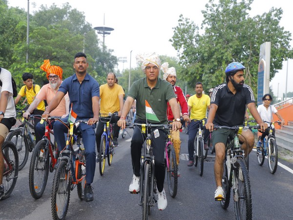 Sports Minister Mansukh Mandaviya at 35th Fit India Sundays on Cycle Tiranga Rally (Image: SAI media)