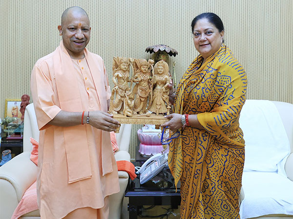 Ex-Rajasthan CM Vasundhara Raje pays courtesy call on UP CM Yogi Adityanath (Photo/Ex-Rajasthan CM Vasundhara Raje pays courtesy call on UP CM Yogi Adityanath))