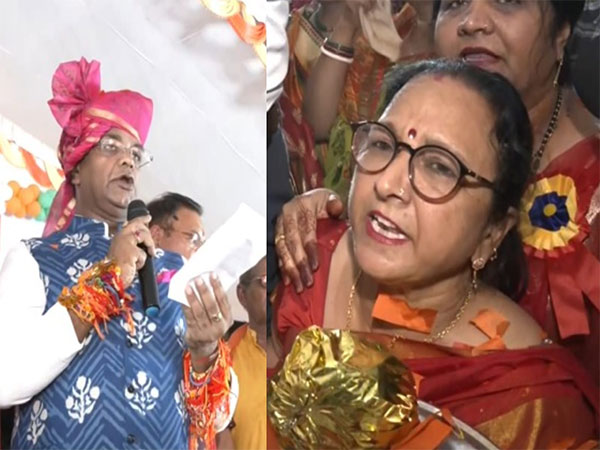 MP Minister Vishwas Sarang administering pledge to women (Photo/ANI)