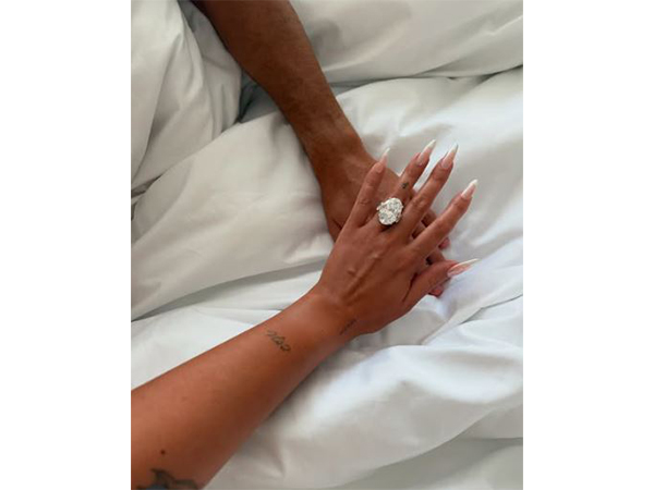 Cristiano's long-time girlfriend Georgina showing off the ring. (Photo: georginagio Instagram)