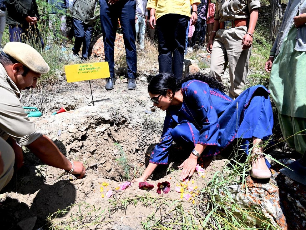 Ahead of Himachal’s first eco-friendly festival, DC Kiran Bhadana (IAS) joins officials & Lahaul-Spiti locals in a pre-event plantation drive, fostering community & green initiatives.