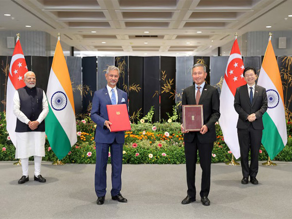 Indian Foreign Minister Subrahmanyam Jaishankar and Singapore Foreign Minister Vivian Balakrishnan pose with memorandums of understanding, as Prime Ministers Narendra Modi and Lawrence Wong look on in Singapore (File Photo/Reuters)
