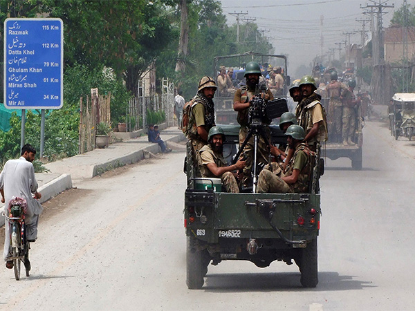 Soldiers drive toward North Waziristan, from Bannu (Photo/Reuters)