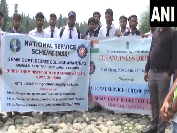 National Service Scheme (NSS) units of SHMM Government Degree College Anantnag (Photo/ANI)