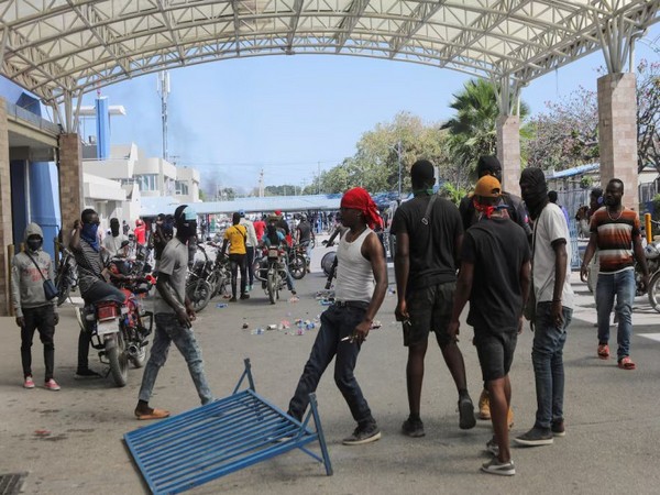 Haiti police block streets, break into airport to protest officer killings (Photo/Reuters)