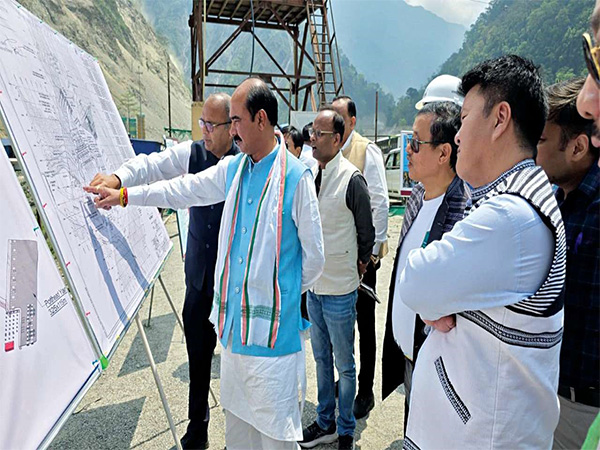 MoRTH is targeting the construction of over 10,000 km of highways in FY 2025–26, including key expressway corridors.