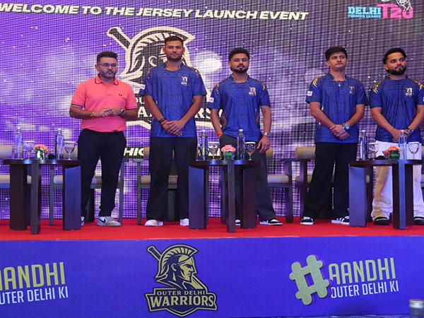 Parthiv Patel with Outer Delhi Warriors players (Photo: Outer Delhi Warriors)