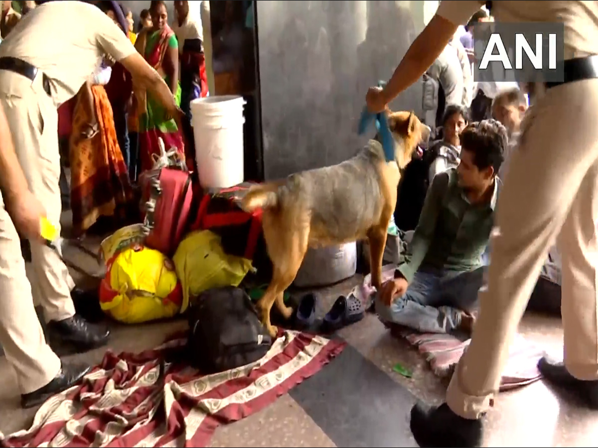 RPF personnel and dog squad conduct security checks at New Delhi Railway Station ahead of Independence Day (Photo/ANI)