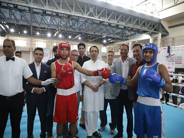 Jayant Chaudhary (MoS), Ajay Singh (CMD, SpiceJet), Dhruv Galgotia (CEO, Galgotias University) and Olympian Vijender Singh with boxers at the 4th Sub Junior National Boxing Championships (Photo: BFI)