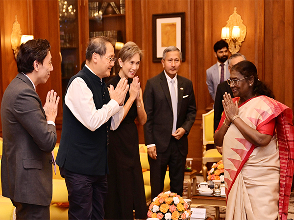President Droupadi Murmu on Wednesday met ministerial delegation from Singapore (Photo: X/@rashtrapatibhvn)
