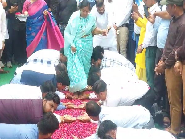 Martyr’s mother Kalpana Surve walking upon palms of youth (Photo/ANI) Martyr’s mother Kalpana Surve walking upon palms of youth (Photo/ANI)
