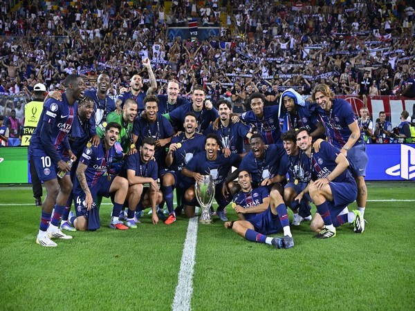 PSG team with the title. (Photo: @PSG_English X)