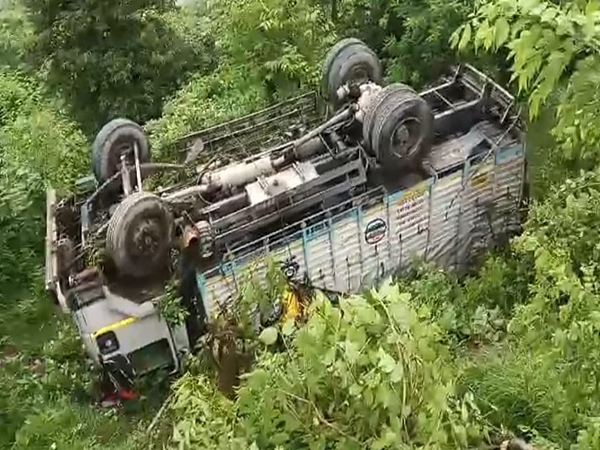 Truck falls into gorge in Shimla (Photo/DDMAShimla)