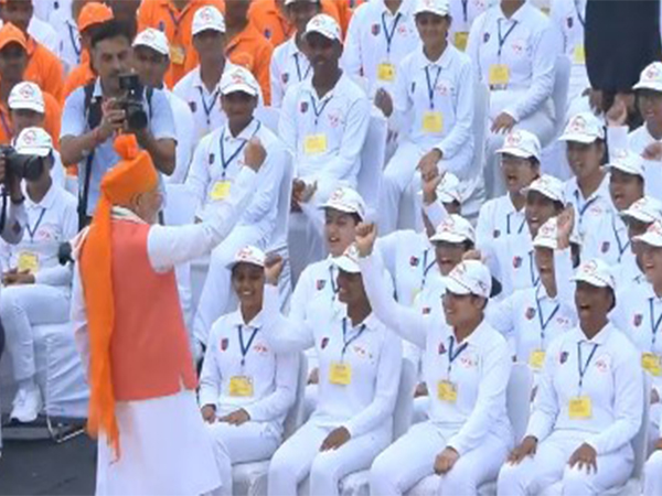 Prime Minister Narendra Modi interacting with special guest students at Red Fort (Photo/DD)