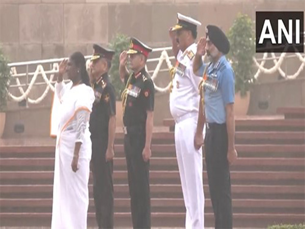 President Droupadi Murmu, paying tribute at National War Memorial with CDS, and three chiefs of armed forces (Photo/ANI)
