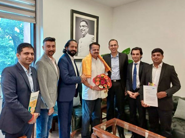 Bhartruhari Mahtab, Member of Parliamentary Standing Committee on Finance with industry representative   