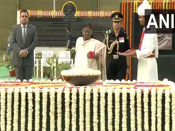 President Murmu pays floral tributes to Atal Bihari Vajpayee on his death anniversary at 'Sadaiv Atal' (Photo/DDNews)