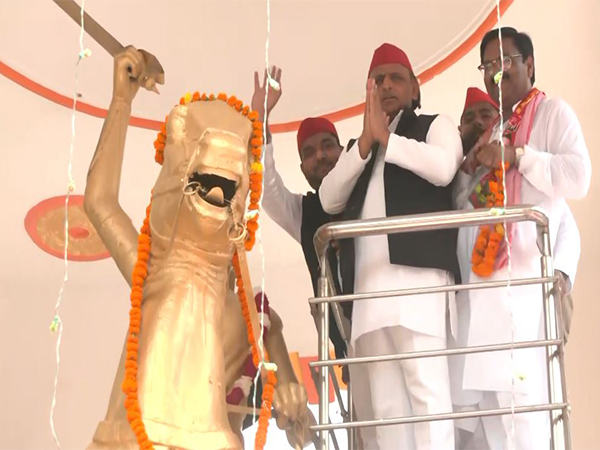 SP chief Akhilesh Yadav pays tributes to freedom fighter Avantibai Lodhi (Photo/ANI)