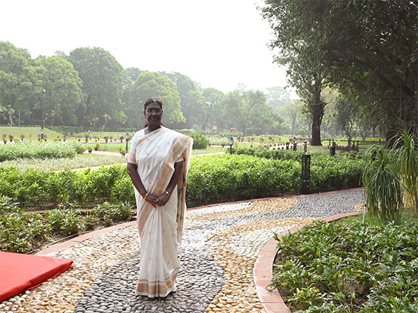 President Droupadi Murmu at Amrit Udyan (Photo/@rashtrapatibhvn)