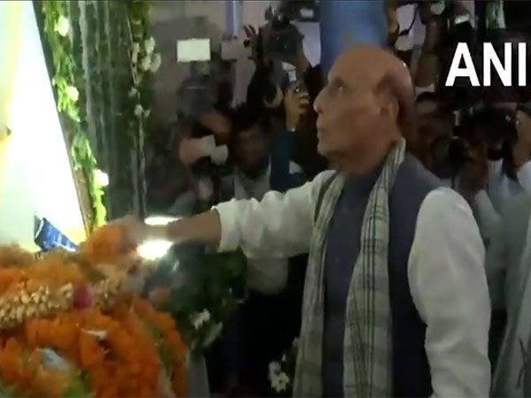 Jharkhand: Union Minister Rajnath Singh pays tribute to Former Jharkhand CM Shibu Soren at his residence in Ramgarh. (PhotoANI)