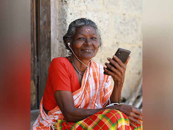 Old woman using smartphone (Photo credit/@pinarayivijayan)