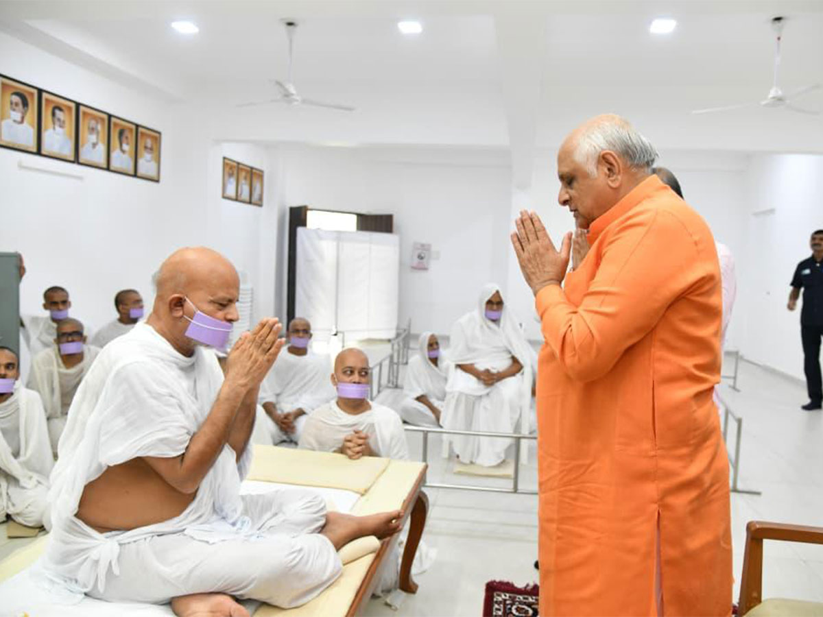  Gujarat Chief Minister Bhupendra Patel (right) with Acharya Mahashraman ji (left) Photo/Gujarat CMO)