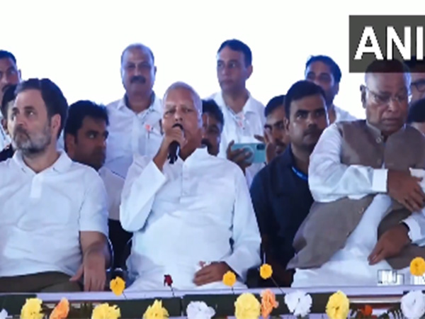 Rashtriya Janata Dal president  Lalu Prasad Yadav (middle) along with Congress leaders Rahul Gandhi, Malliakrjun Kharge (Photo/ANI)